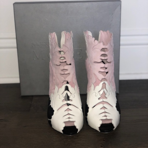 Alexander Mcqueen Kimono cutout leather bootie - Picture 4 of 4